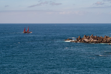 Obraz premium beautiful view on ocean water and black lava sand