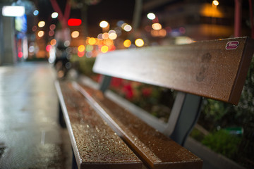 Banco mojado nocturno con bokeh