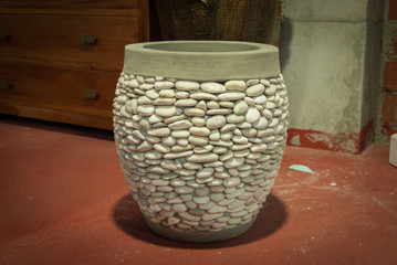 Macetero de piedra hecho a mano en indonesia.