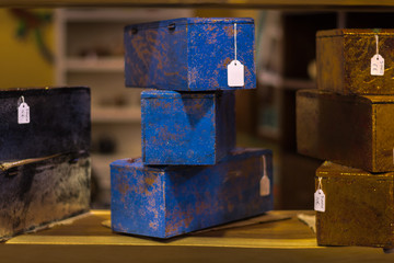 Cajas azules  fabricados en Indonesia de forma artesanal en la isla de Lombok.
