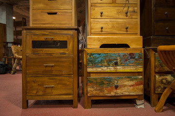 Mesilla de noche estilo colonial fabricada artesanalmente en Indonesia.