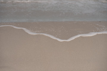 onde del mare sulla spiaggia in sardegna d'estate