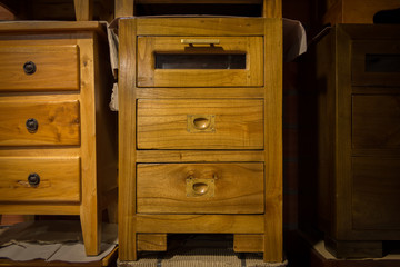 Mesilla de noche estilo colonial fabricada artesanalmente en Indonesia.