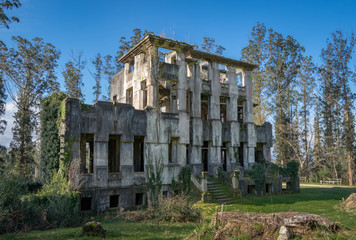 Fototapeta na wymiar Edificio sin terminar abandonado de más de 100 años sanatorio de Cesuras en A Coruña, Galicia, España.
