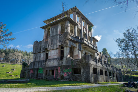 Edificio sin terminar abandonado de m&aacute;s de 100 a&ntilde;os sanatorio de Cesuras en A Coru&ntilde;a, Galicia, Espa&ntilde;a.