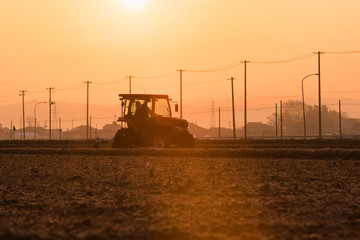 春のトラクターによる稲作農作業