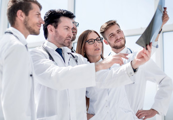 group of doctors discussing the x-ray