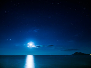 Fototapeta na wymiar Luna llena sobre el mar de Porto do Son