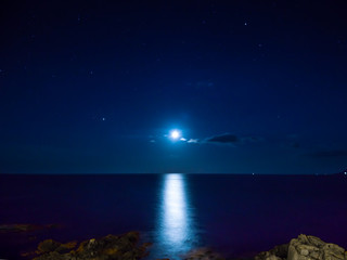 Luna llena sobre el mar de Porto do Son