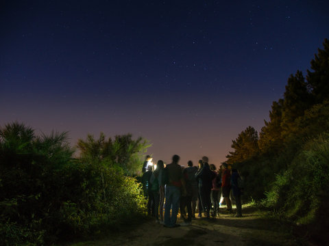 Fotograf&iacute;a nocturna durante marcha para ver los petroglifos en Porto do Son.