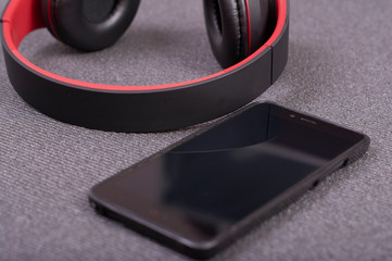 Fototapeta na wymiar smartphone with bluetooth headphones to listen to music.