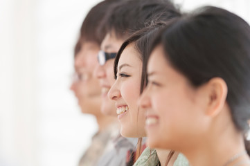 微笑む大学生の横顔