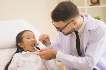 The doctor diagnosed children's teeth. The concept of health teeth according to the length of time limit.