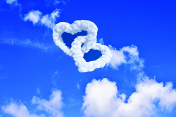  The sky is clear, the clouds are heart-shaped.