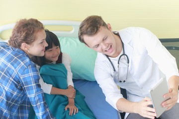 Obraz premium Lekarze szczegółowo opisują sposób leczenia chorych dzieci.