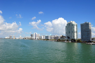 Obraz premium Wide angled view of Miami Beach luxury condominium buildings on the shore of the Florida Intra-coastal Water