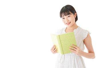 読書をする若い女性