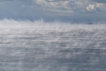 けあらしが発生した幻想的な海