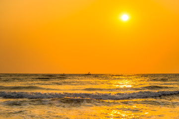 Obraz premium Waves breaking on the shore 2
