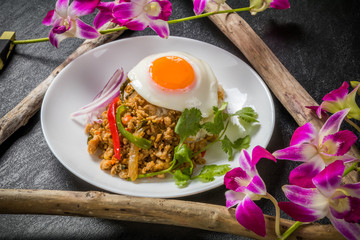 ガパオライス　タイのグルメ　 Phad Bai Gaprao Gai Sap Thai dish