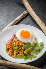ガパオライス　タイのグルメ　 Phad Bai Gaprao Gai Sap Thai dish