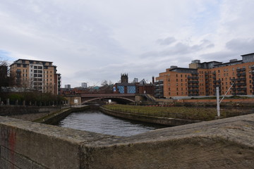 Fototapeta na wymiar Leedsの川のある風景