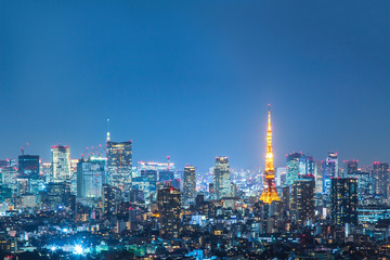 Fototapeta premium Nocny widok Tokyo Tower i Roppongi / Akasaka. Wieżowce, miasto, noc, budynki, kapitał