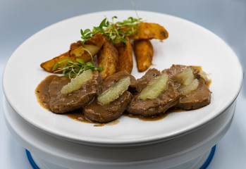 MEDALLONES DE FILETE DE RES AL LIMÓN