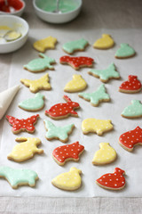 Obraz premium Gingerbread or shortbread cookies of various shapes, covered with colored icing. Spring or summer composition.