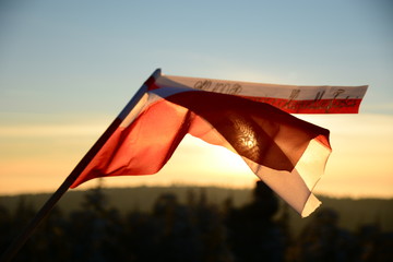 Flaga Polski o zachodzie słońca, 100-lecie Niepodległości Polski - obrazy, fototapety, plakaty