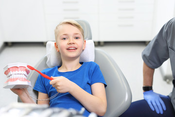 Przegląd higieny jamy ustnej.  Dziecko u dentysty - obrazy, fototapety, plakaty
