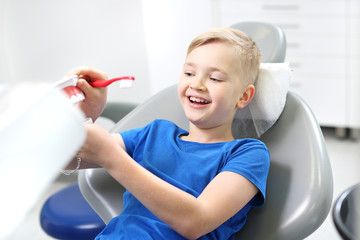 Lakowanie zębów,  dziecko u stomatologa - obrazy, fototapety, plakaty