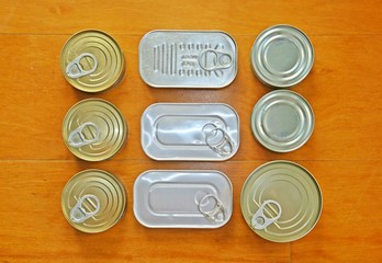 Bodegón de latas de conservas.