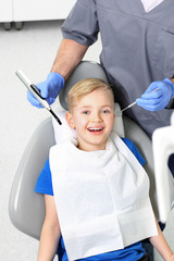 Gabinet stomatologiczny , dziecko na fotelu dentystycznym