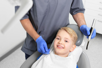 Przegląd dentystyczny.  Dziecko u stomatologa - obrazy, fototapety, plakaty