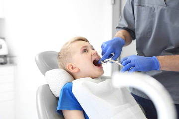 Dziecko u dentysty, wyrywanie zęba mlecznego 