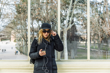 Fototapeta premium Girl listening to music on her mobile