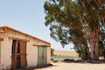 Fototapeta na wymiar Dilapidated old farm barn 