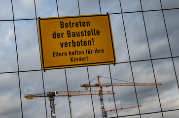Bauzaun mit Verbotsschild