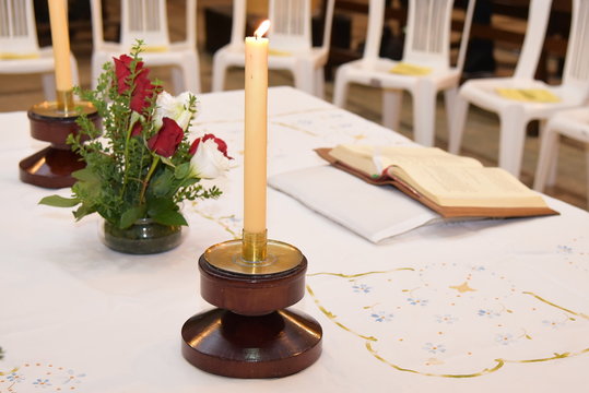 Vela con biblia en misa