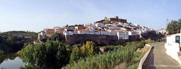 Castillo y pueblo de Mértola en el sur de Portugal (Beja, Alentejo).