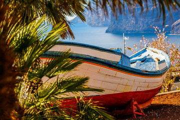 Fototapeta na wymiar Beautiful colored boat near beach