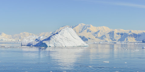 Fototapeta na wymiar Antarctic Iceberg Scenery