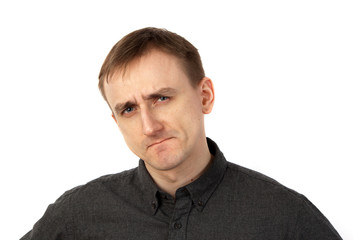 Obraz premium Young man looks at the interlocutor with the assessment