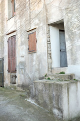 Fototapeta premium Old decrepit facade in old street of bonofacio corsica france