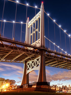 Naklejki Triborough Bridge at night, in Astoria, Queens, New York. USA