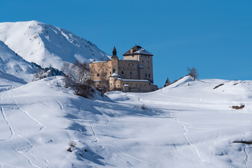 Fototapeta na wymiar Castle of Tarasp from a distance