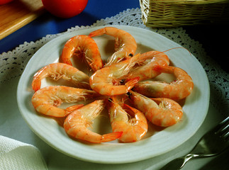 Plato con unas tapas de gambas cocidas.