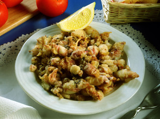Plato con unas tapas de chipirones rebozados fritos.