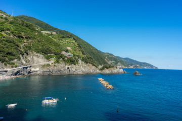 Fototapeta na wymiar Italy, Cinque Terre, Monterosso, Monterosso al Mare, SCENIC VIEW OF SEA AND MOUNTAINS AGAINST BLUE SKY